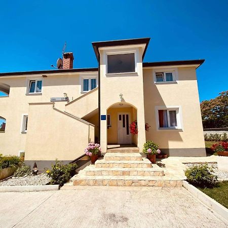 Apartman Luna Sveti Lovrec Pazenaticki ภายนอก รูปภาพ