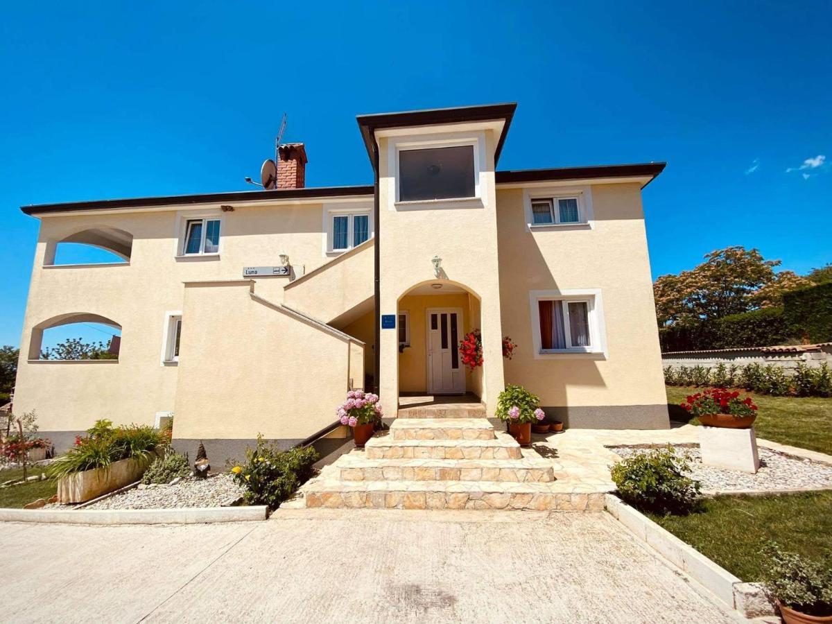 Apartman Luna Sveti Lovrec Pazenaticki ภายนอก รูปภาพ