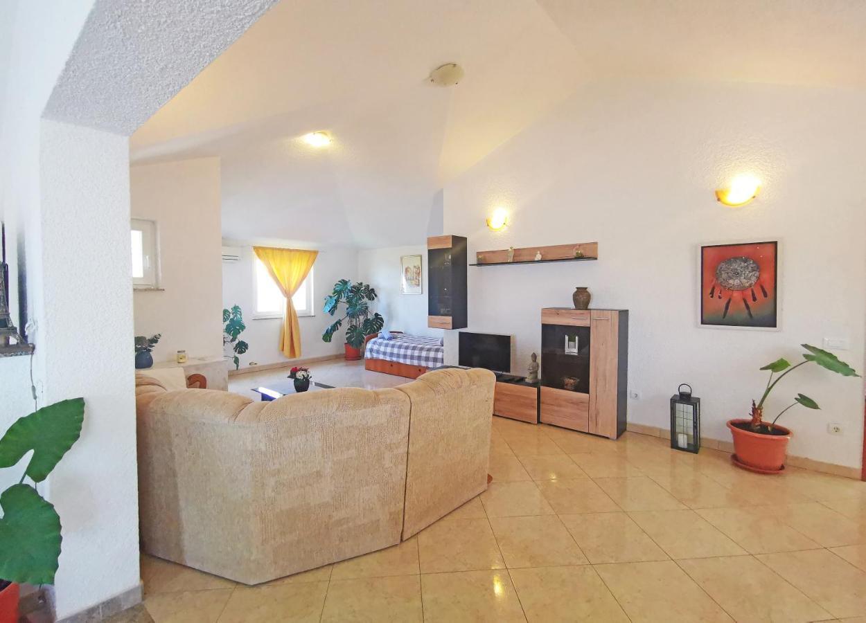 Apartman Luna Sveti Lovrec Pazenaticki ภายนอก รูปภาพ